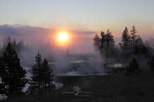  Lever de soleil sur les geysers de West Thumb Geyser Basin - Yellowstone, Wyoming - Etats-Unis