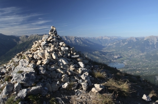  Vue depuis le Pic de Morgon vers la vallée d'Embrun.
Hautes-Alpes, France