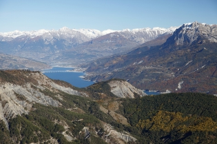  Lac de Serre-Ponçon vu du Mont-Colombis (1734m).
Hautes-Alpes, France